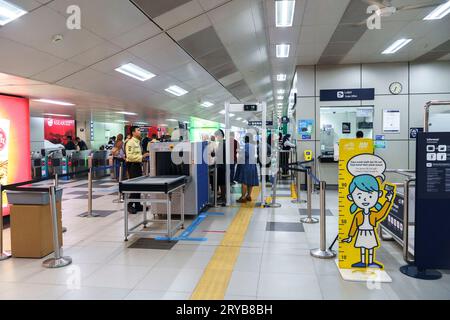 September 2023. Jakarta, Indonesien. Die Sicherheitskontrolle für MRT Jakarta Passagiere. Stockfoto