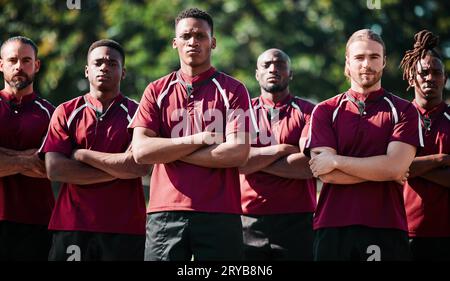 Team, Männer und Feld für Sportler im Porträt mit gefalteten Armen, vereint und entschlossen, zu gewinnen. Verschiedene Gruppen, Spieler und zusammen mit Stockfoto