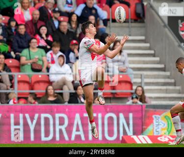 Jon Bennison Nr. 5 von St. Helens fängt einen hohen Ball beim Betfred Super League Eliminator Match St Helens vs Warrington Wolves im Totally Wicked Stadium, St Helens, Großbritannien, 30. September 2023 (Foto: Steve Flynn/News Images) Stockfoto