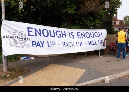 Benfleet, Essex, Großbritannien. 30. September 2023. Im Haus von Ron Martin, Inhaber des Nationalliga-Clubs Southend Utd, findet ein Protest statt. Die Fans beschuldigen ihn für wiederholte Absteigerungen, Verzögerungen beim Verkauf des Clubs und Befürchtungen, dass eine bevorstehende HMRC-Abwicklungsanfrage unbezahlt bleiben könnte und das Überleben des Clubs gefährdet. Eine Gerichtsverhandlung ist am 4. Oktober angesetzt Dieser Protest wird als „einjährige Embargo-Jubiläumsfeier“ bezeichnet, da der Verein keine neuen Spieler unterzeichnen kann, während er sich in finanziellen Schwierigkeiten befindet Stockfoto