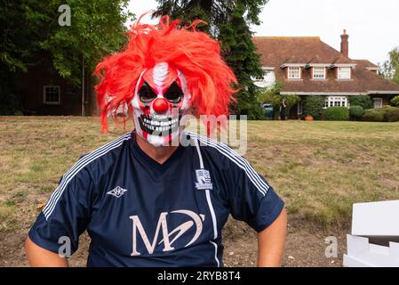 Benfleet, Essex, Großbritannien. 30. September 2023. Im Haus von Ron Martin, Inhaber des Nationalliga-Clubs Southend Utd, findet ein Protest statt. Die Fans beschuldigen ihn für wiederholte Absteigerungen, Verzögerungen beim Verkauf des Clubs und Befürchtungen, dass eine bevorstehende HMRC-Abwicklungsanfrage unbezahlt bleiben könnte und das Überleben des Clubs gefährdet. Eine Gerichtsverhandlung ist am 4. Oktober angesetzt Dieser Protest wird als „einjährige Embargo-Jubiläumsfeier“ bezeichnet, da der Verein keine neuen Spieler unterzeichnen kann, während er sich in finanziellen Schwierigkeiten befindet. Fans haben sich in Clown-Kostüm gekleidet, um zu veranschaulichen, was sie von dem Besitzer halten Stockfoto