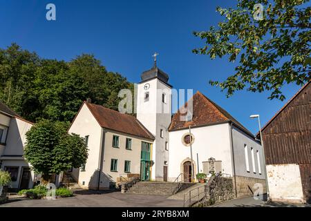 Die katholische Herz-Jesu-Kirche in Tüchersfeld in der Fränkischen Schweiz, Stadt Pottenstein, Bayern, Deutschland Stockfoto