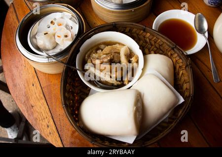 Gedünsteter Schweineschaft mit mantou gedämpftem chinesischem Brötchen und Dim Sum oder Knödel im Korb des lokalen Restaurant-Café-Shops für thai-Reisende Stockfoto