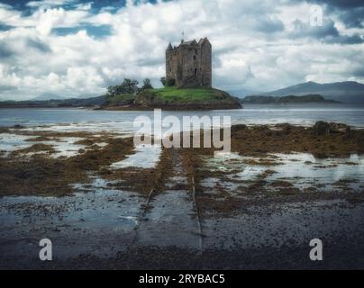 Altes Schloss auf einer kleinen Insel inmitten eines Sees Stockfoto