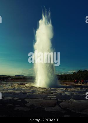 Strokkur Geysir in Island an einem sonnigen Sommertag Stockfoto