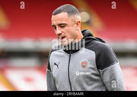 Oliver Norburn #6 von Blackpool kommt vor dem Spiel Sky Bet League 1 Barnsley vs Blackpool in Oakwell, Barnsley, Großbritannien, 30. September 2023 (Foto: Craig Thomas/News Images) Stockfoto