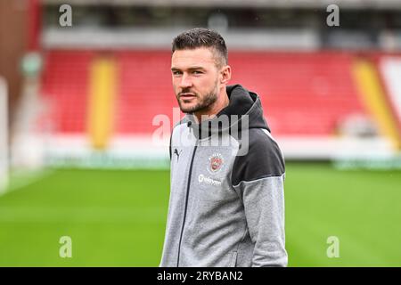 Richard O'Donnell #1 von Blackpool kommt vor dem Spiel Sky Bet League 1 Barnsley vs Blackpool in Oakwell, Barnsley, Großbritannien, am 30. September 2023 (Foto: Craig Thomas/News Images) Stockfoto