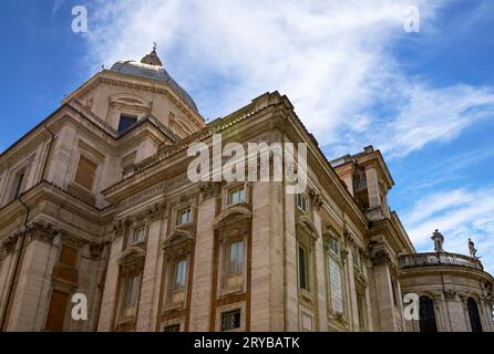 Architektonische Bruchstücke in den Straßen der Stadt, Rom Stockfoto