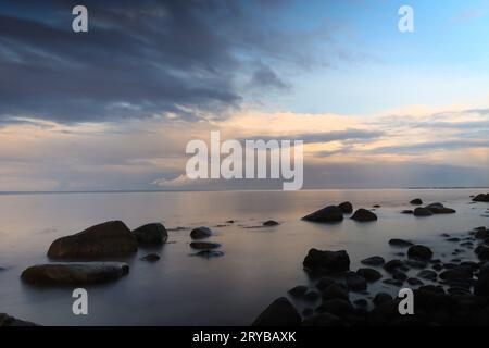 Felsen im Meer in langer Exposition Stockfoto