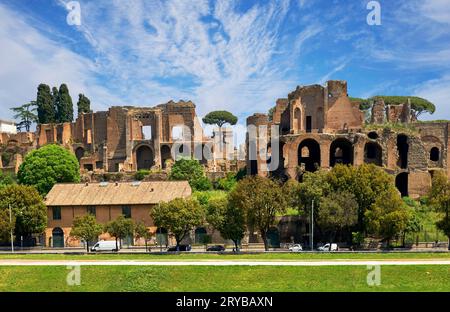 Blick auf den Zirkus Maximus an einem sonnigen Tag. Rom, Italien Stockfoto