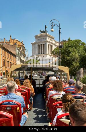 Hop-on-Hop-off-Busservice in Rom Stockfoto