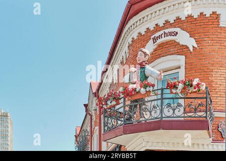 Kazan, Russland - 15. Juni 2023: Werbung für Straßenskulpturen in der Dekoration von Restaurant, Café. Wachstumsfigur eines jungen Mannes mit einem Becher schäumenden Bierstas Stockfoto