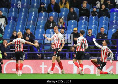 Sheffield, Großbritannien. September 2023 29. Sunderland Verteidiger Daniel Ballard (5) erzielt ein TOR 0-1 und feiert Sunderland Mittelfeldspieler Alex Pritchard (21) Sunderland Mittelfeldspieler Patrick Roberts (10) während des Sheffield Wednesday FC gegen Sunderland AFC SKY BET EFL Championship Match im Hillsborough Stadium, Sheffield, Großbritannien am 29. September 2023 Credit: Every Second Media/Alamy Live News Stockfoto