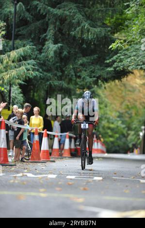 Die Radfahrer fahren in der London Cycling Campaign Urban Hill Climb auf die Swains Lane, Highgate, London, UK. Die Veranstaltung ist ein flaches Rennen auf der steilsten Straße Londons, und neben Alters- und Geschlechterkategorien gibt es Wettbewerbe für Falt- und Lastenräder. Swain’s Lane ist der berühmteste und berüchtigtste Aufstieg in London. Die Fahrspur ist ein extrem steiler Abschnitt zwischen Hampstead Heath und Highgate Cemetery mit einem Gefälle von durchschnittlich 9 % über 0,6 km, das sich aber in der Nähe der Bergspitze auf 14 % erhöht. Quelle: Michael Preston/Alamy Live News Stockfoto