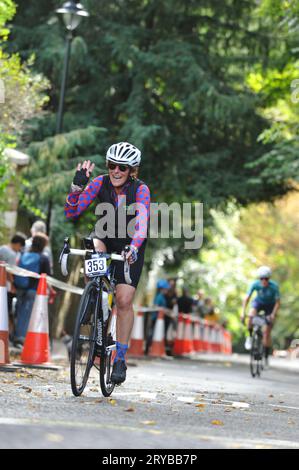 Die Radfahrer fahren in der London Cycling Campaign Urban Hill Climb auf die Swains Lane, Highgate, London, UK. Die Veranstaltung ist ein flaches Rennen auf der steilsten Straße Londons, und neben Alters- und Geschlechterkategorien gibt es Wettbewerbe für Falt- und Lastenräder. Swain’s Lane ist der berühmteste und berüchtigtste Aufstieg in London. Die Fahrspur ist ein extrem steiler Abschnitt zwischen Hampstead Heath und Highgate Cemetery mit einem Gefälle von durchschnittlich 9 % über 0,6 km, das sich aber in der Nähe der Bergspitze auf 14 % erhöht. Quelle: Michael Preston/Alamy Live News Stockfoto