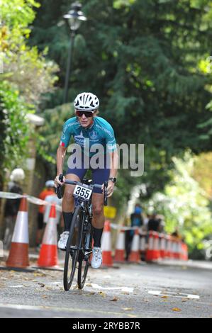 Die Radfahrer fahren in der London Cycling Campaign Urban Hill Climb auf die Swains Lane, Highgate, London, UK. Die Veranstaltung ist ein flaches Rennen auf der steilsten Straße Londons, und neben Alters- und Geschlechterkategorien gibt es Wettbewerbe für Falt- und Lastenräder. Swain’s Lane ist der berühmteste und berüchtigtste Aufstieg in London. Die Fahrspur ist ein extrem steiler Abschnitt zwischen Hampstead Heath und Highgate Cemetery mit einem Gefälle von durchschnittlich 9 % über 0,6 km, das sich aber in der Nähe der Bergspitze auf 14 % erhöht. Quelle: Michael Preston/Alamy Live News Stockfoto