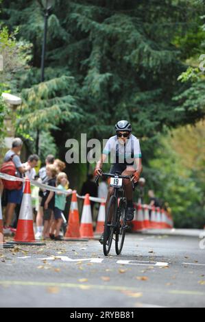 Die Radfahrer fahren in der London Cycling Campaign Urban Hill Climb auf die Swains Lane, Highgate, London, UK. Die Veranstaltung ist ein flaches Rennen auf der steilsten Straße Londons, und neben Alters- und Geschlechterkategorien gibt es Wettbewerbe für Falt- und Lastenräder. Swain’s Lane ist der berühmteste und berüchtigtste Aufstieg in London. Die Fahrspur ist ein extrem steiler Abschnitt zwischen Hampstead Heath und Highgate Cemetery mit einem Gefälle von durchschnittlich 9 % über 0,6 km, das sich aber in der Nähe der Bergspitze auf 14 % erhöht. Quelle: Michael Preston/Alamy Live News Stockfoto