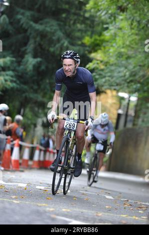 Die Radfahrer fahren in der London Cycling Campaign Urban Hill Climb auf die Swains Lane, Highgate, London, UK. Die Veranstaltung ist ein flaches Rennen auf der steilsten Straße Londons, und neben Alters- und Geschlechterkategorien gibt es Wettbewerbe für Falt- und Lastenräder. Swain’s Lane ist der berühmteste und berüchtigtste Aufstieg in London. Die Fahrspur ist ein extrem steiler Abschnitt zwischen Hampstead Heath und Highgate Cemetery mit einem Gefälle von durchschnittlich 9 % über 0,6 km, das sich aber in der Nähe der Bergspitze auf 14 % erhöht. Quelle: Michael Preston/Alamy Live News Stockfoto