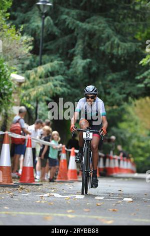 Die Radfahrer fahren in der London Cycling Campaign Urban Hill Climb auf die Swains Lane, Highgate, London, UK. Die Veranstaltung ist ein flaches Rennen auf der steilsten Straße Londons, und neben Alters- und Geschlechterkategorien gibt es Wettbewerbe für Falt- und Lastenräder. Swain’s Lane ist der berühmteste und berüchtigtste Aufstieg in London. Die Fahrspur ist ein extrem steiler Abschnitt zwischen Hampstead Heath und Highgate Cemetery mit einem Gefälle von durchschnittlich 9 % über 0,6 km, das sich aber in der Nähe der Bergspitze auf 14 % erhöht. Quelle: Michael Preston/Alamy Live News Stockfoto