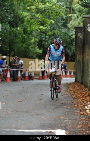 Die Radfahrer fahren in der London Cycling Campaign Urban Hill Climb auf die Swains Lane, Highgate, London, UK. Die Veranstaltung ist ein flaches Rennen auf der steilsten Straße Londons, und neben Alters- und Geschlechterkategorien gibt es Wettbewerbe für Falt- und Lastenräder. Swain’s Lane ist der berühmteste und berüchtigtste Aufstieg in London. Die Fahrspur ist ein extrem steiler Abschnitt zwischen Hampstead Heath und Highgate Cemetery mit einem Gefälle von durchschnittlich 9 % über 0,6 km, das sich aber in der Nähe der Bergspitze auf 14 % erhöht. Quelle: Michael Preston/Alamy Live News Stockfoto