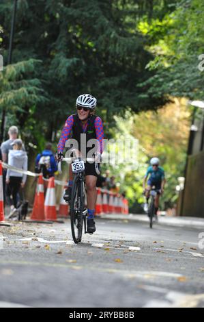 Die Radfahrer fahren in der London Cycling Campaign Urban Hill Climb auf die Swains Lane, Highgate, London, UK. Die Veranstaltung ist ein flaches Rennen auf der steilsten Straße Londons, und neben Alters- und Geschlechterkategorien gibt es Wettbewerbe für Falt- und Lastenräder. Swain’s Lane ist der berühmteste und berüchtigtste Aufstieg in London. Die Fahrspur ist ein extrem steiler Abschnitt zwischen Hampstead Heath und Highgate Cemetery mit einem Gefälle von durchschnittlich 9 % über 0,6 km, das sich aber in der Nähe der Bergspitze auf 14 % erhöht. Quelle: Michael Preston/Alamy Live News Stockfoto