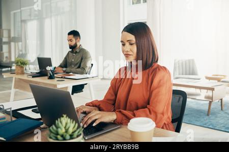 Coworking, Geschäftspartner im Home Office und Zusammenarbeit bei der Online-Planung von Startup-Websites. Networking, Mann und Frau am Schreibtisch Stockfoto