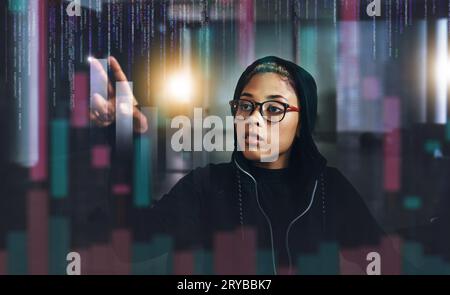 Frau, Hacker und digitale Overlay in der Nacht in Cybersicherheit, Programmierung oder Kryptowährung im Keller. Ernsthafte weibliche Person, Angestellte oder Programmiererin Stockfoto