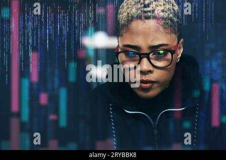 Frau, Hacker und Kodierung in der Nacht in Cybersicherheit, Programmierung oder Kryptowährung auf digitalem Overlay. Weibliche Person, ernsthafte Angestellte oder Programmiererin Stockfoto