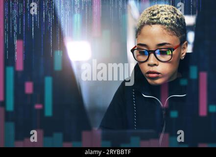 Frau, Hacker und Kodierung in der Nacht in Cybersicherheit, Programmierung oder Kryptowährung auf digitalem Overlay. Weibliche Person, Angestellte oder Programmiererin, die arbeitet Stockfoto