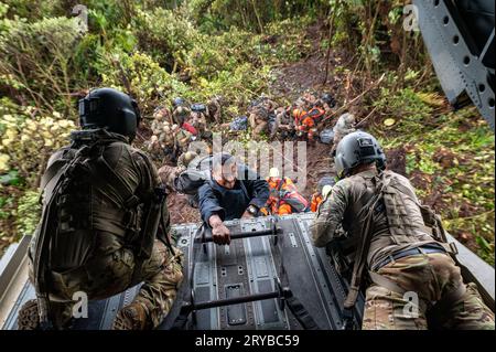 Bezirk Olaon, Panama. 15. September 2023. Ein Bomberos de Panama-Such- und Rettungsspezialist steigt eine Leiter an, die von der Rampe eines CH-47 Chinook-Hubschraubers der US-Armee abgehängt ist, während er einige Meter über einer Landezone auf einem abgelegenen Dschungelberg am 15. September 2023 im Olaon District in Panama schwebt. Die US-Streitkräfte halfen bei der Suche und Wiederherstellung eines abgestürzten Servicio Nacional Aeronaval Leonardo AW-139 Hubschraubers, der alle drei an Bord tötete. Kredit: TSgt. Duncan McElroy/USA Air Force/Alamy Live News Stockfoto