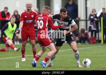 Toby Lees of Darlington wird von Harry Green of Scarborough während des dritten Qualifikationsrunden-Spiels des FA Cup zwischen Darlington und Scarborough Athletic in Blackwell Meadows, Darlington am Samstag, den 30. September 2023, herausgefordert. (Foto: Robert Smith | MI News) Credit: MI News & Sport /Alamy Live News Stockfoto