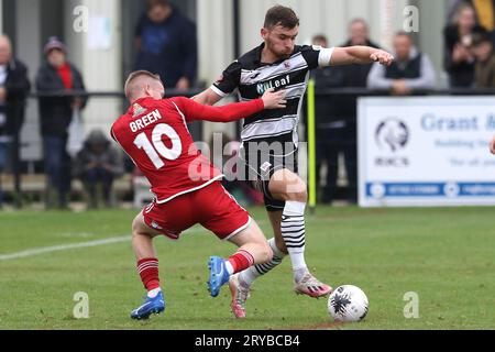 Toby Lees of Darlington wird von Harry Green of Scarborough während des dritten Qualifikationsrunden-Spiels des FA Cup zwischen Darlington und Scarborough Athletic in Blackwell Meadows, Darlington am Samstag, den 30. September 2023, herausgefordert. (Foto: Robert Smith | MI News) Credit: MI News & Sport /Alamy Live News Stockfoto