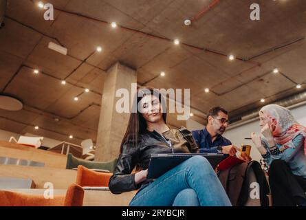 Schwacher Blick auf die junge Geschäftsfrau, die gerade arbeitet, sie öffnet die Laptops Stockfoto