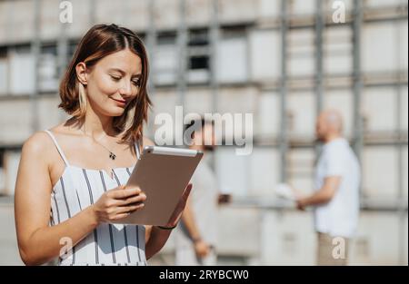 Architekt arbeitet an Skizzen für moderne Gebäude. Analyse von Bauplänen und Skizzen mit erfolgreicher Teamarbeit. Stockfoto