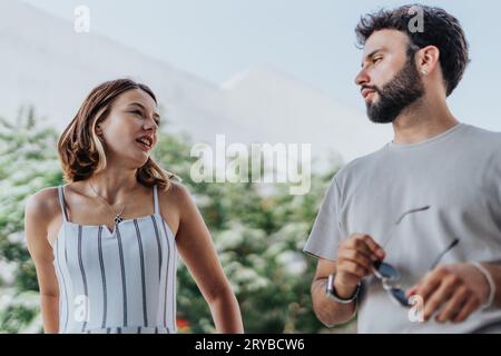 Geschäftsleute, die an Werbestrategien mitarbeiten Stockfoto