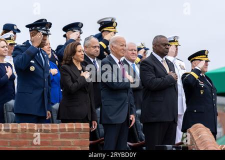 Arlington, Vereinigte Staaten von Amerika. 29. September 2023. Von links nach rechts: Kommandierender Vorsitzender der Joint Chiefs Air Force General Charles Q. Brown, Jr., Vizepräsident Kamala Harris, Präsident Joe Biden, Verteidigungsminister Lloyd Austin und der scheidende Vorsitzende der Joint Chiefs General Mark Milley ehren Milley während eines Abschieds zu Ehren von Milley in der Joint Base Myer-Henderson Hall am 29. September 2023 in Arlington, Virginia. Quelle: Adam Schultz/White House Photo/Alamy Live News Stockfoto