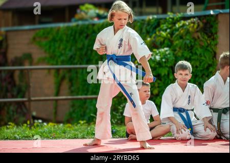 Demonstrationsleistungen von Kindern im Karate Stockfoto