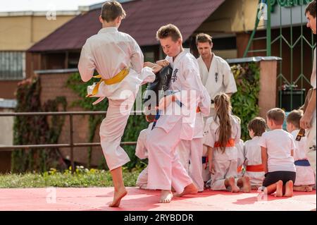 Demonstrationsleistungen von Kindern im Karate Stockfoto