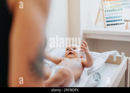 Entzückender Babybesuch beim Kinderarzt zur Gesundheitsuntersuchung Stockfoto