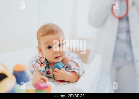 Kinderarzt, der medizinische Untersuchung an niedlichem Neugeborenen mit Symptomen durchführt Stockfoto