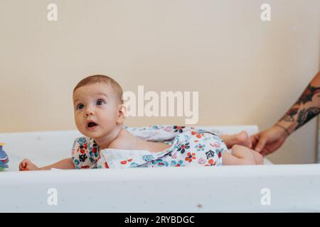 Säuglinge, die sich einer Untersuchung und Diagnose durch den Kinderarzt in der Klinikklinik unterziehen Stockfoto