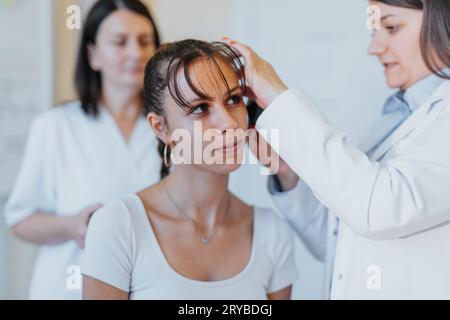 Erfahrene Ärztin, Die Eine Gründliche Medizinische Untersuchung Mit Dem Otoskop Durchführt Stockfoto