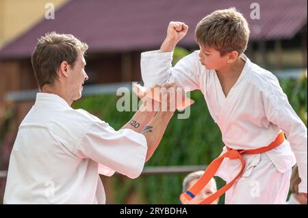 Demonstrationsleistungen von Kindern im Karate Stockfoto