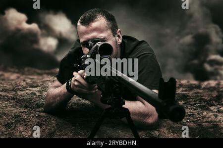 Mann, Soldat oder Scharfschütze in Position für Krieg, Schlachtfeld und Feind in Überlagerung mit Explosion. Mann, Militär oder Armee mit Waffe für das Ziel, taktisch Stockfoto