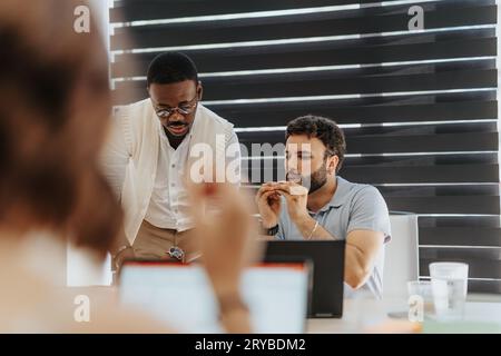 Konzentrierte Kollegen aus verschiedenen ethnischen Gruppen, die gemeinsam im Büro an einem Projekt arbeiten. Teamwork-Konzept. Stockfoto