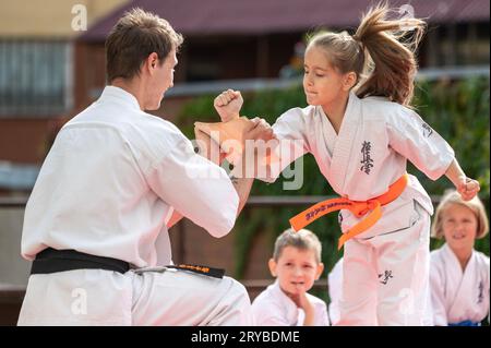 Demonstrationsleistungen von Kindern im Karate Stockfoto