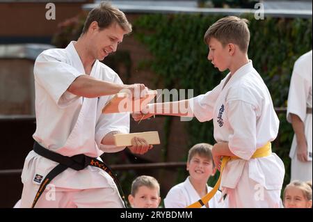 Demonstrationsleistungen von Kindern im Karate Stockfoto