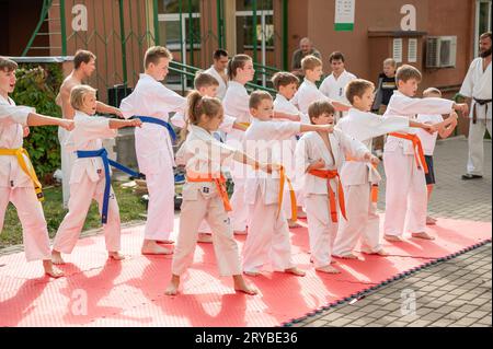 Demonstrationsleistungen von Kindern im Karate Stockfoto