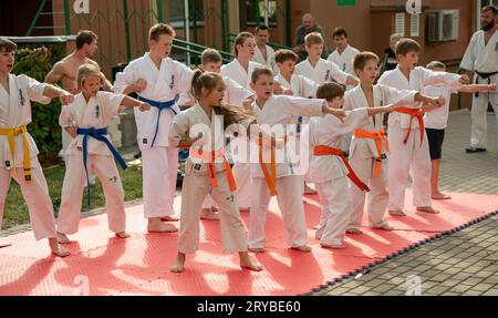 Demonstrationsleistungen von Kindern im Karate Stockfoto