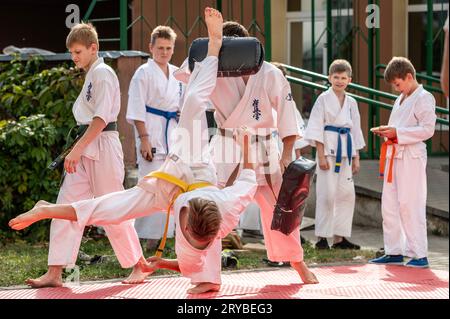 Demonstrationsleistungen von Kindern im Karate Stockfoto